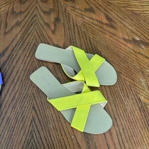 Saks‎ Fifth Avenue Anne Slides Size 9.5 M Yellow Leather Crossover Flats Sandals